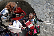 Wie jedes Jahr an Pfingsten die Tore der imposanten Festung Kufstein für das mittlerweile legendäre Ritter-Fest geöffnet. Die bereits sechste Auflage des Mittelalter-Spektakels geht vom 6. bis 9. Juni 2014 in Szene und verspricht einmal mehr ein vielfältiges und spannendes Programm, dieses Jahr mit einem Festival-Freitag (u.a. FAUN) und großem Festumzug durch die Innenstadt   ©Foto: Festung Kufstein, Top City Kufstein GmbH